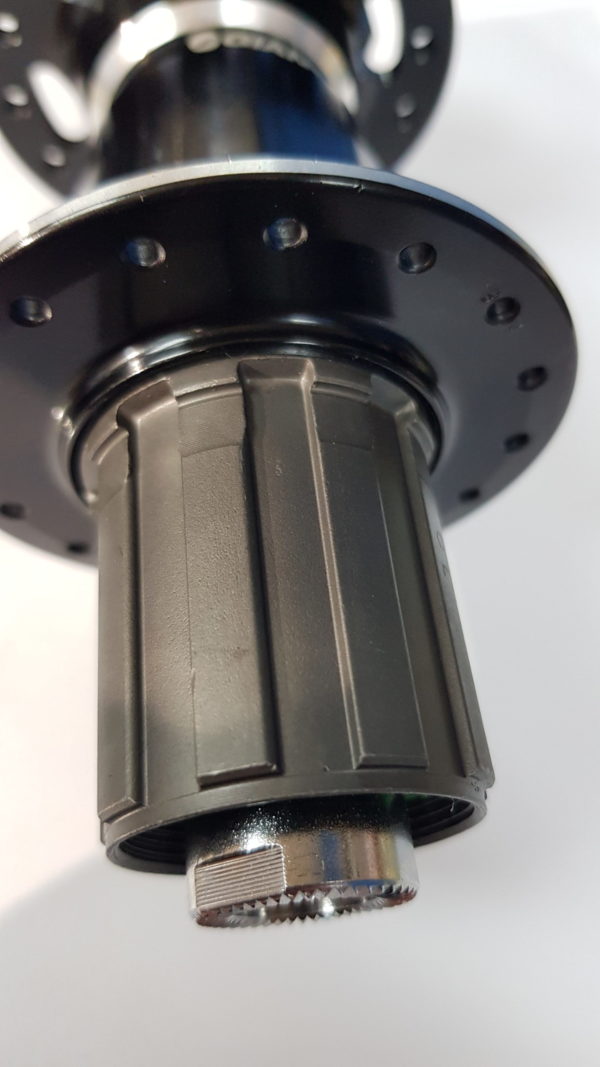 NABA STRAŽNJEG KOTAČA SRAM DISC MTH 746 6- BOLT 32 RUPE 11/12 BRZINA - Slika 2
